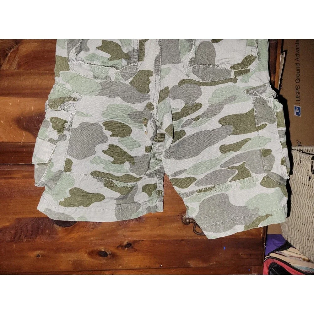Boys size 5 cargo shorts (AH17)